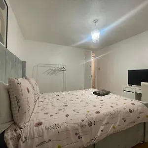 https://new-4-bedroom-london-house-with-garden-and-se18-5sq.brighton-hotels-england.com
